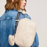 Pepe Jeans kohokuvioitu logo maxi crossbody laukku naiset kirnupiimä TB00712