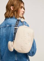 Pepe Jeans kohokuvioitu logo maxi crossbody laukku naiset kirnupiimä TB00712
