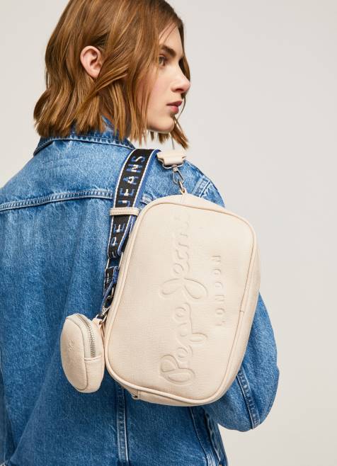 pepe_jeans_kohokuvioitu_logo_maxi_crossbody_laukku_naiset_kirnupiima_tb00712.jpg Pepe Jeans kohokuvioitu logo maxi crossbody laukku naiset kirnupiimä TB00712 - Image 1