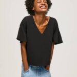 Pepe Jeans kreppitoppi, jossa röyhelöitä hihoissa naiset musta TB00365