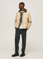 Pepe Jeans lyhyt puffainen kangastakki miehet kivi TB00838 - Image 2